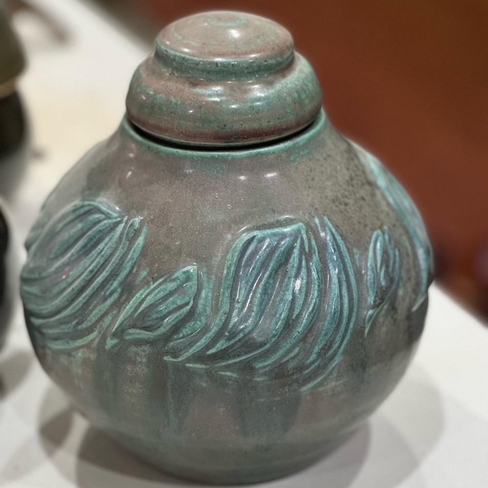 Ceramic pot with lid